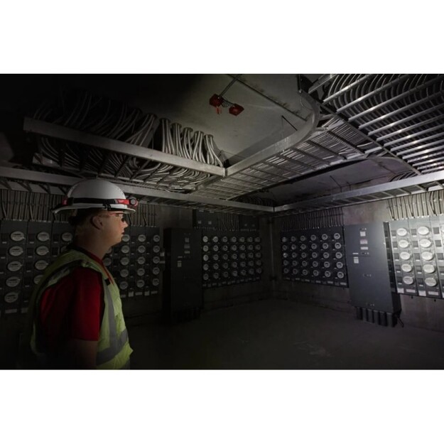 MILWAUKEE L4 HL2-301 USB uzlādējams galvas lukturītis