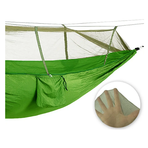 Tūrisma &scaron;ūpuļtīkls ar moskītu tīklu kempingam, karājas virve, soma, gaismas pārsegs
