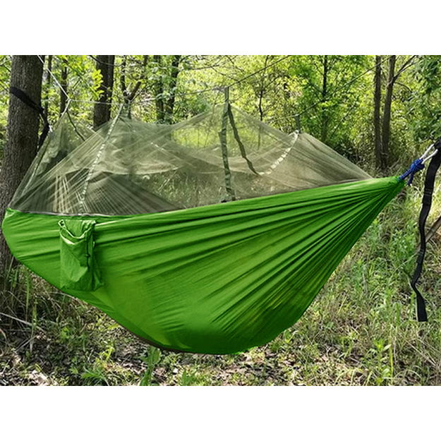 Tūrisma &scaron;ūpuļtīkls ar moskītu tīklu kempingam, karājas virve, soma, gaismas pārsegs