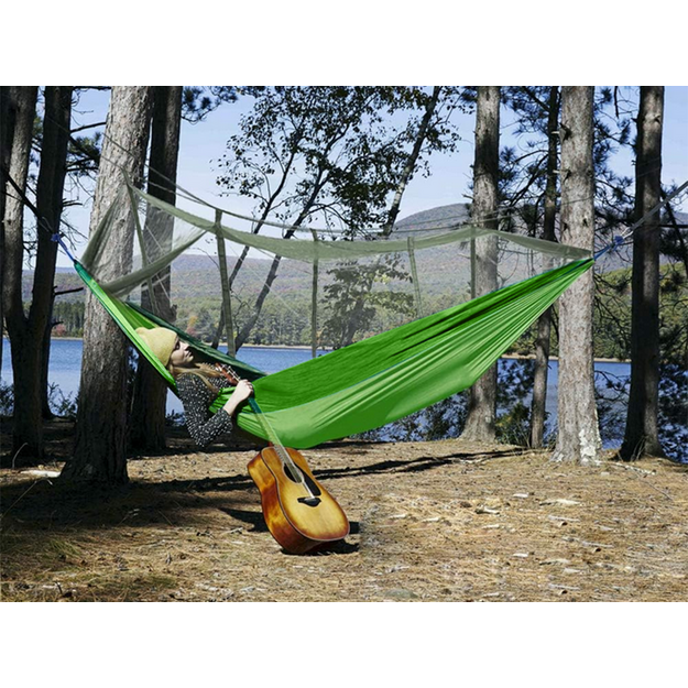 Tūrisma &scaron;ūpuļtīkls ar moskītu tīklu kempingam, karājas virve, soma, gaismas pārsegs