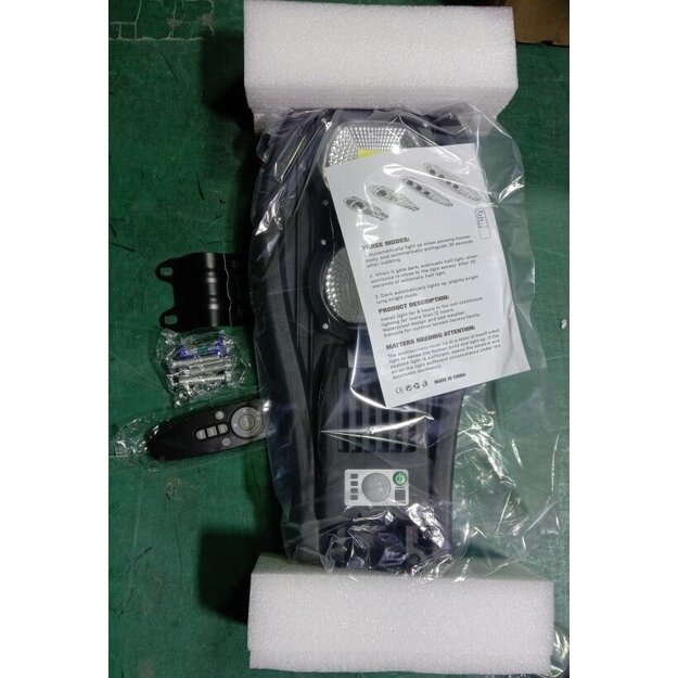 Ielu lampa ar saules bateriju 100W