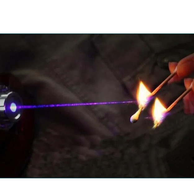 Jaudīgs zils lāzers ar korpusu