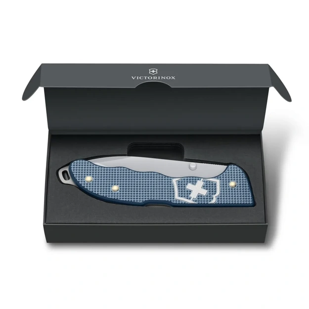 Limitētās sērijas salokāmais nazis Victorinox Evoke Alox Limited Edition 2026, Glacial Blue (0.9415.L26)