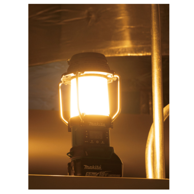 MAKITA DMR055 Radio uztvērējs ar prožektoru